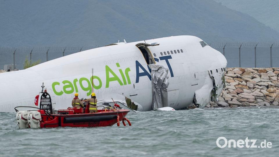 Tödlicher Unfall: Jumbo-Jet rutscht über Landebahn ins Meer Bild: Chan Long Hei/AP/dpa