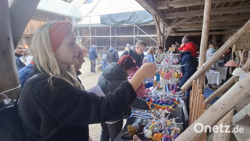 Interessiert bestaunten die Besucher das Warenangebot der Fieranten. Bild: jua