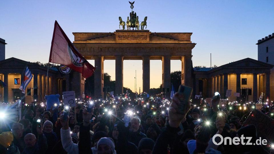 Die Demonstranten trafen sich für ihren Protest vor dem Brandenburger Tor. Bild: Annette Riedl/dpa