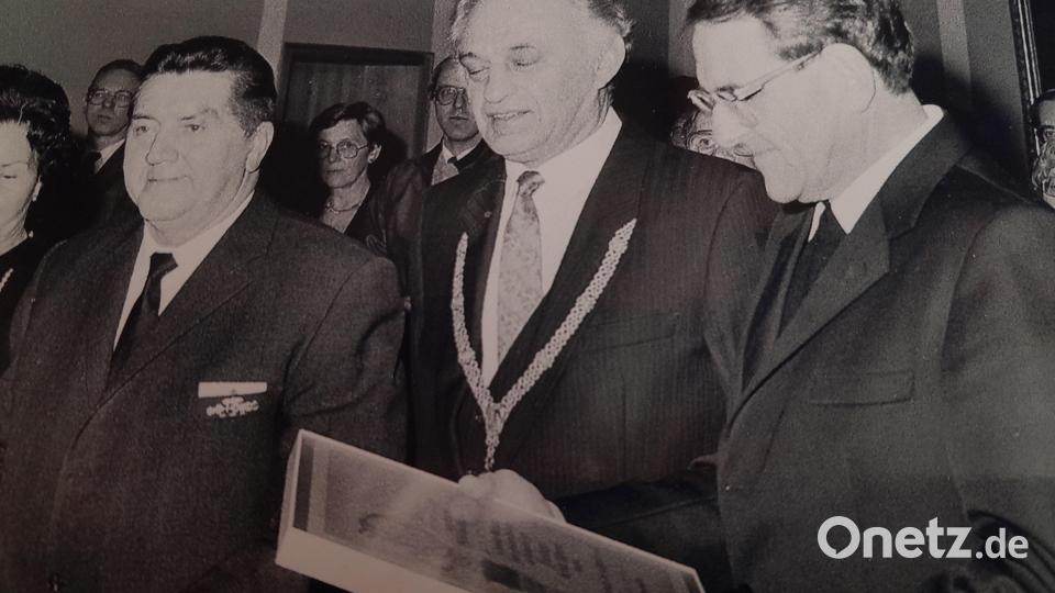 Stadtpfarrer Georg Maria Witt (rechts) wurde 1986 zusammen mit Altbürgermeister Erich Oberndorfer (links) von Bürgermeister Ludwig Wolfrum zum Ehrenbürger ernannt. Archivbild: Archiv Karl Scheidler