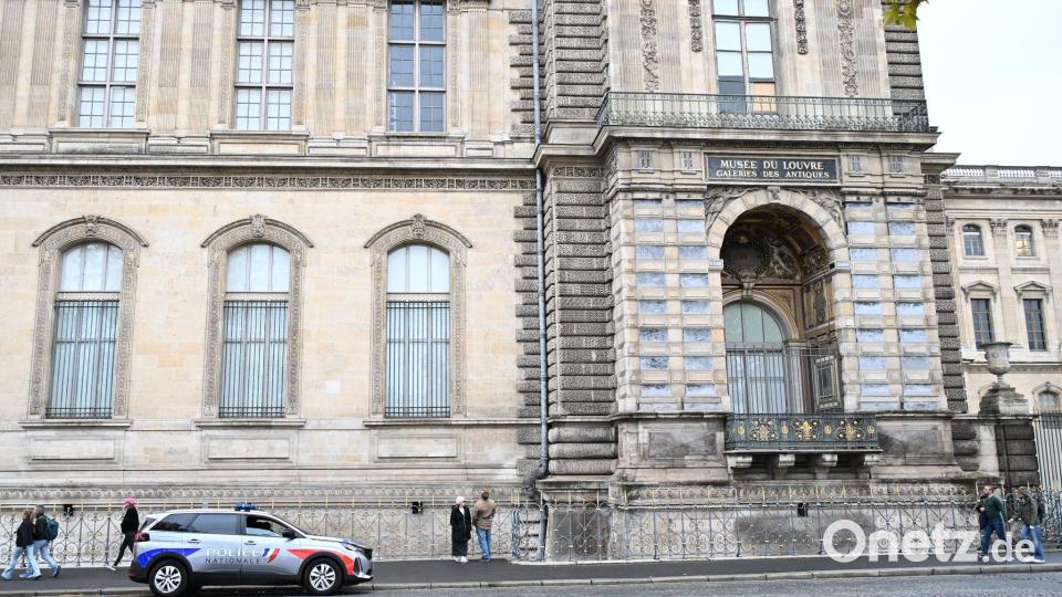 Die Polizei ist weiter am Louvre im Einsatz. Bild: Emma Da Silva/AP/dpa