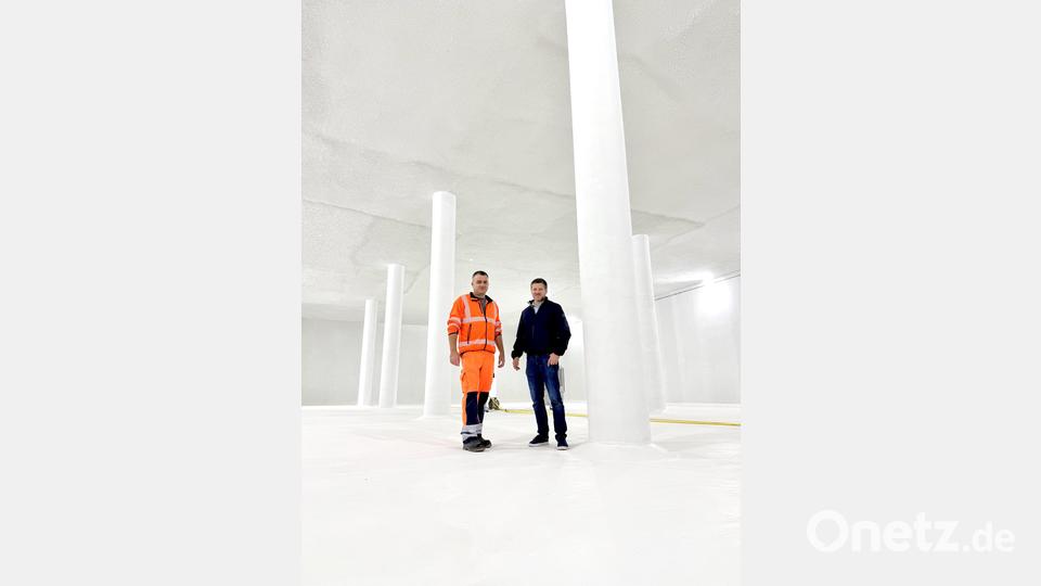 Bürgermeister Peter Neumeier (r.) und Wasserwerk-Chef Thomas Schramm verschafften sich vor Kurzem vor Ort wieder ein Bild vom Baufortschritt. Diese Kammer wird bald bis unter die Decke mit Trinkwasser gefüllt sein. Bild: Tobias Reitmeier