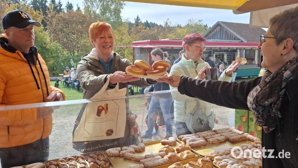 Kirchweihkücheln durften beim Kirchweihmarkt natürlich nicht fehlen. Bild: jua