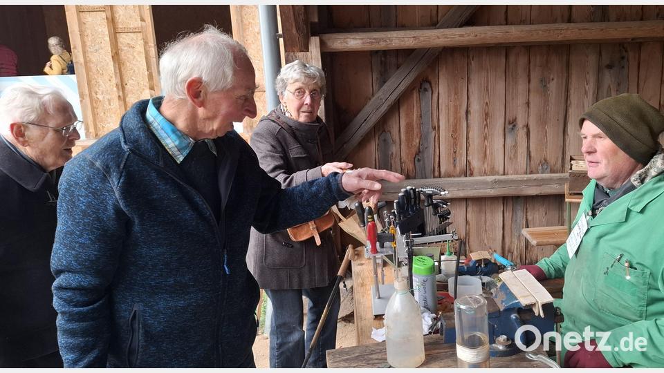 Die Vorführungen, hier das Schärfen von Astscheren, beim Kirchweihmarkt stießen auf großes Interesse. Bild: jua