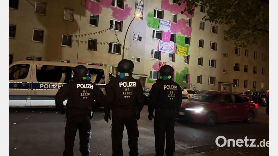 Dutzende Menschen wehren sich in Berlin-Mitte gegen die Räumung von teilweise besetzten Häusern. Bild: Sven Kaeuler/dpa