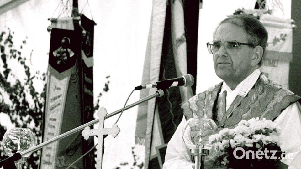 Pfarrer Georg Maria Witt war immer nah bei den Gläubigen. Das Bild zeigt ihn 1994 bei einem Gottesdienst im Freien. Archivbild: Archiv Der neue Tag