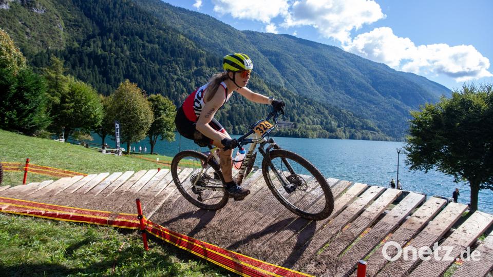 Für die Crosstriathleten ging es mit dem MTB am Molvenosee entlang. Bild: Zzam Agency