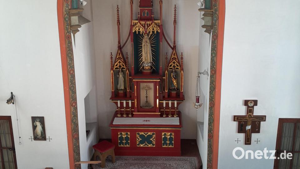 Pfarrer Witt ließ die Kunigundiskirche 1987 in eine Fatimakirche umbauen. Seitdem thront oben im Altar die Muttergottes, Figuren des heiligen Kaiserpaares Heinrich und Kunigunde befinden sich neben dem Tabernakel. Bild: Karl Scheidler