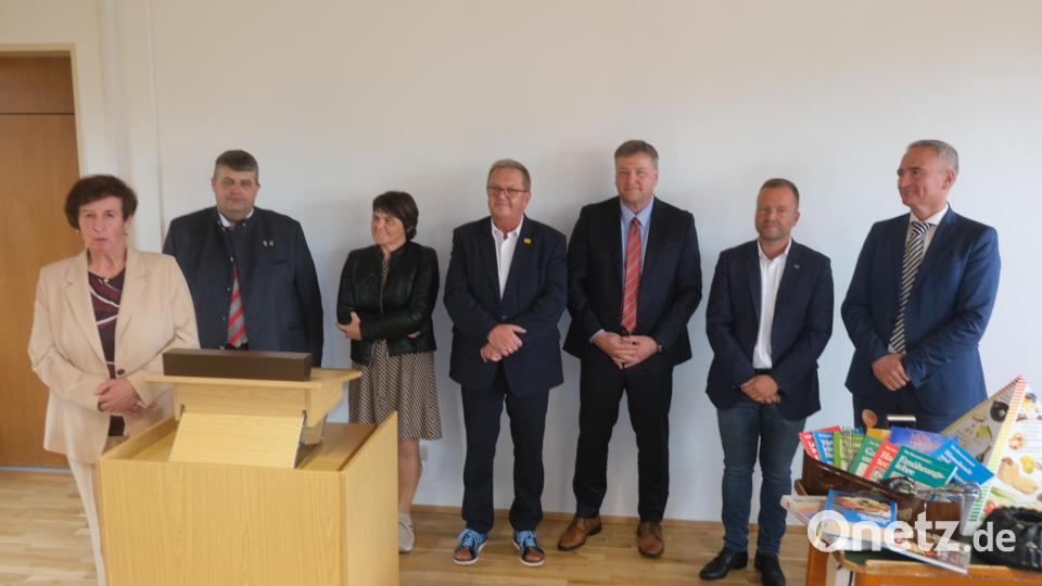 Die Bedeutung guter hauswirtschaftlicher Ausbildung unterstrichen Vertreter von Landwirtschaftsorganisationen sowie Landes- und Kommunalpolitik bei der 110-Jahr-Feier der Hauswirtschaftsschule (von links): Erika Loos, Dieter Dehling, Inge Neiswirth, Martin Preuß, Stefan Braun, Bernhard Heinisch und Harald Schwartz. Bild: usc