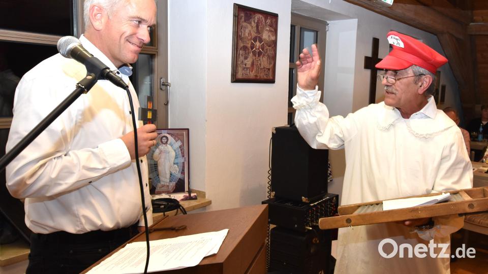 Viel zu lachen gab es bei der szenischen Umsetzung des "Münchners im Himmel" – mit den beiden Hauptakteuren Pertrus, dargestellt von Clemens Grahlmann (links) und dem Engel Aloysius, verkörpert von Leonhard Geitner. Bild: no