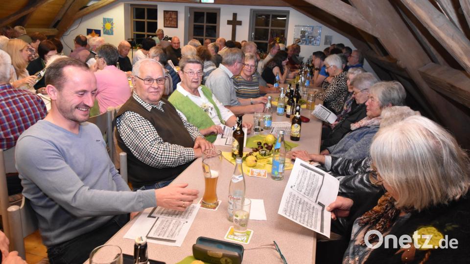 Die Besucher hatten beim Dorfabend im Pfarrzentrum Patrona Bavariae viel Spaß. und durften sogar selbst mitsingen. Bild: no