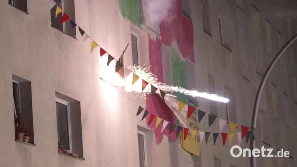 Auch Pyrotechnik wurde gezündet. Bild: Sven Kaeuler/dpa