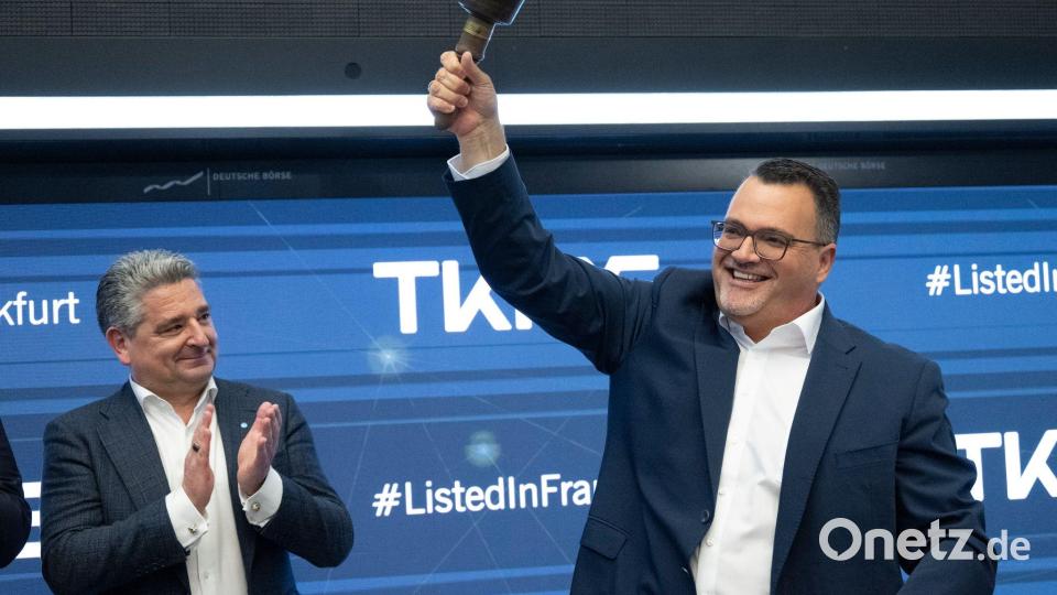 Nach der ersten Börsennotierung von TKMS wird die Glocke geschwungen. Bild: Boris Roessler/dpa