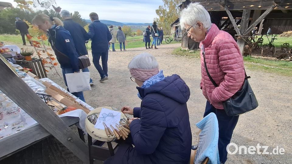 Mit Klöppeln wurde eine alte Handwerkskunst vorgeführt. Bild: jua