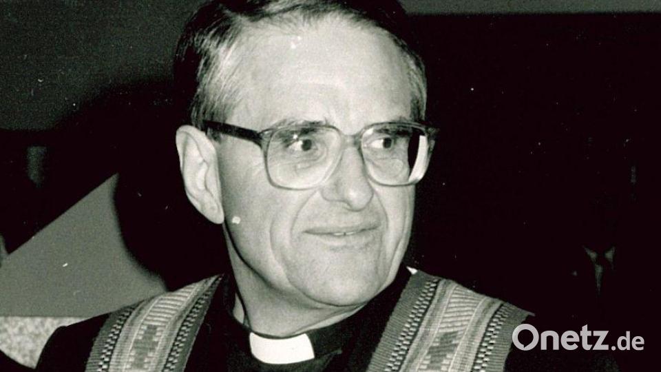 Den Menschen zugewandt wollte Stadtpfarrer Georg Maria Witt stets sein. Von 1971 bis 2000 hinterließ er viele bleibende Spuren in Tirschenreuth. Das Bild entstand 1991. Archivbild: Archiv Der neue Tag