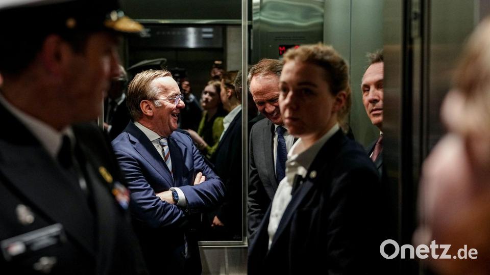 Boris Pistorius (l, SPD), Bundesminister der Verteidigung, und Tore Sandvik (r), Verteidigungsminister von Norwegen, und ihr kanadische Amtskollege Davic McGuinty stehen gemeinsam in einem Fahrstuhl in Ottawa. Bild: Kay Nietfeld/dpa