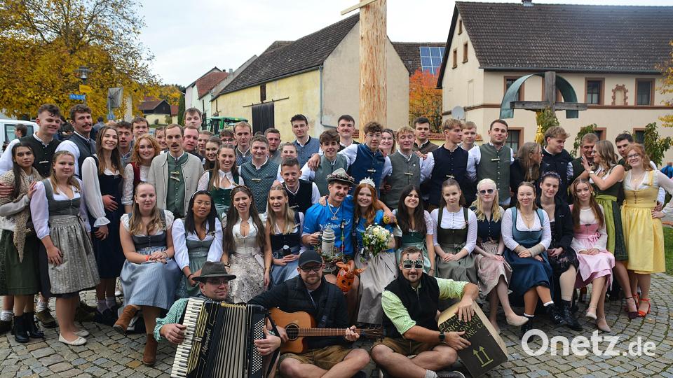 Die Kirwapaare nach dem Austanzen zusammen mit „Den Allerscheynsten“. Bild: fdl