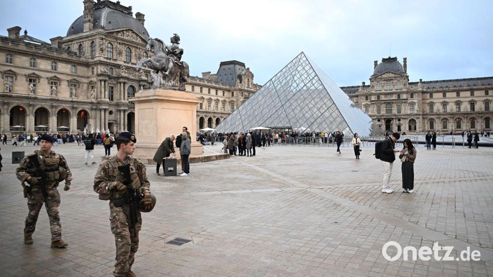 Nach dem Kunstraub im Louvre in Paris dauert die Fahndung nach den Tätern und ihrer Beute an. (Archivbild) Bild: Emma Da Silva/AP/dpa
