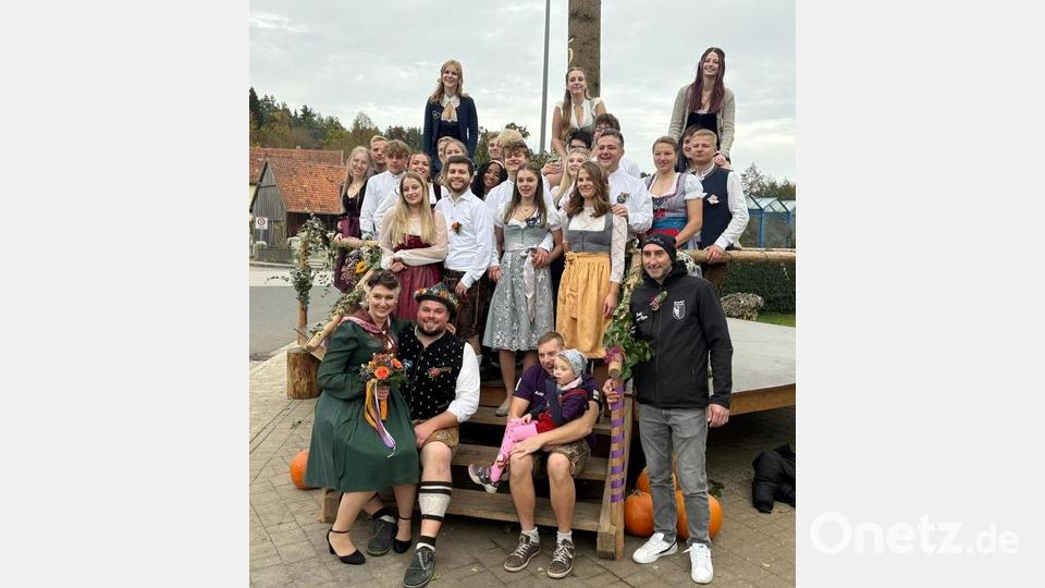 Die Kirwaleit der Kirwa Pfaffenhofen 2025 mit Helfern und dem neuen Oberkirwapaar li- unten Jessica Kracht und Zeno Sager Bild: jp