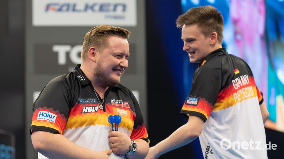 Schindler scherzt mit Kollege Pietreczko. Bild: Jürgen Kessler/dpa