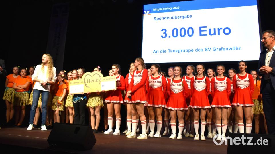 Für die Tanzgruppen der Sportvereinigung des TuS/DJK gab es beim Raiffeisentag eine Spende in Höhe von 3000 Euro. Thomas Keck (links) und Joachim Geyer (rechts) bedankten sich für die großartigen Aufführungen in der Stadthalle Grafenwöhr. Bild: rgr