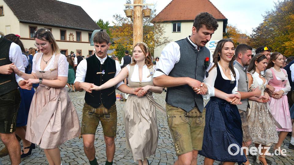 Die Kirwapaare hatten wieder ein abwechslungsreiches Programm einstudiert. Bild: fdl