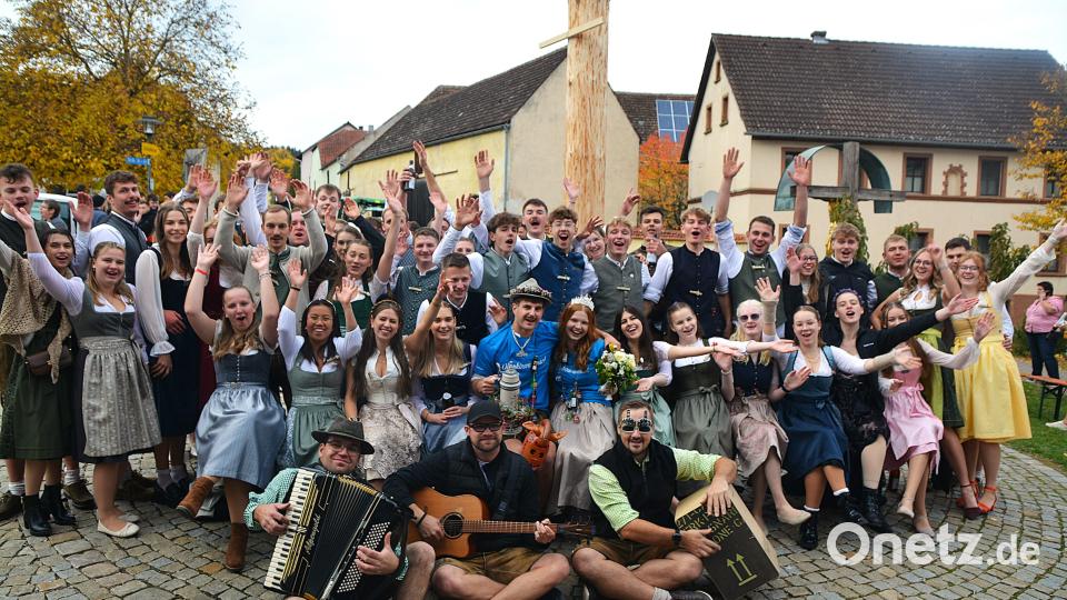 In der Mitte sitzend das Oberkirwapaar Rosa-Marie Steinbach und Konstantin Lohner. Bild: fdl