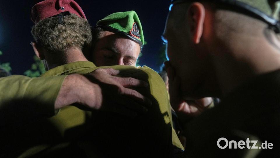Israelische Soldaten nehmen an der Beerdigung des im Gazastreifen getöteten Kameraden Staff Sergeant Itay Yavetz teil. Bild: Francisco Seco/AP/dpa