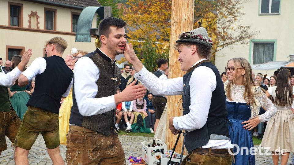 Die Kirwapaare hatten wieder ein abwechslungsreiches Programm einstudiert, hier der Watschenplattler. Bild: fdl