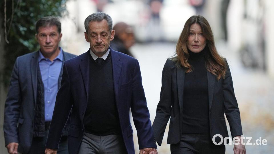 Hand in Hand ins Gefängnis Bild: Thibault Camus/AP/dpa