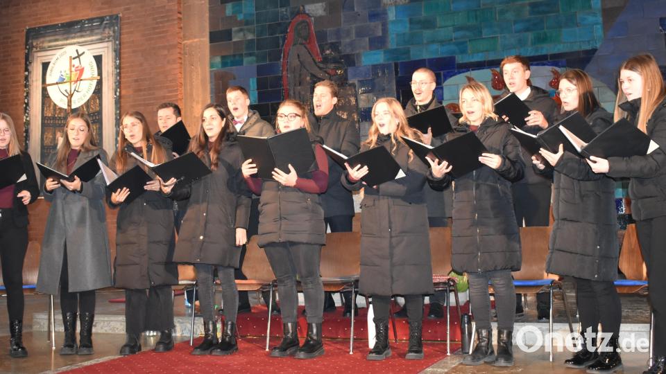 Der a-capella-Chor &quot;Polyphonia&quot; aus Kirchenthumbach bezauberte mit seinem wunderbaren Gesang. Bild: rgr