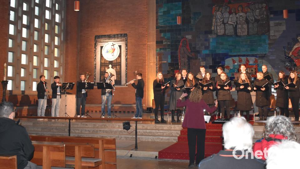 Abschließend wurde &quot;Schwarze Madonna&quot; zusammen gespielt und gesungen. Bild: rgr