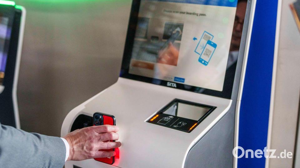 Ein QR-Code mit Reisedaten wird vom Scanner des Check-in Automaten gelesen. Bild: Andreas Arnold/dpa