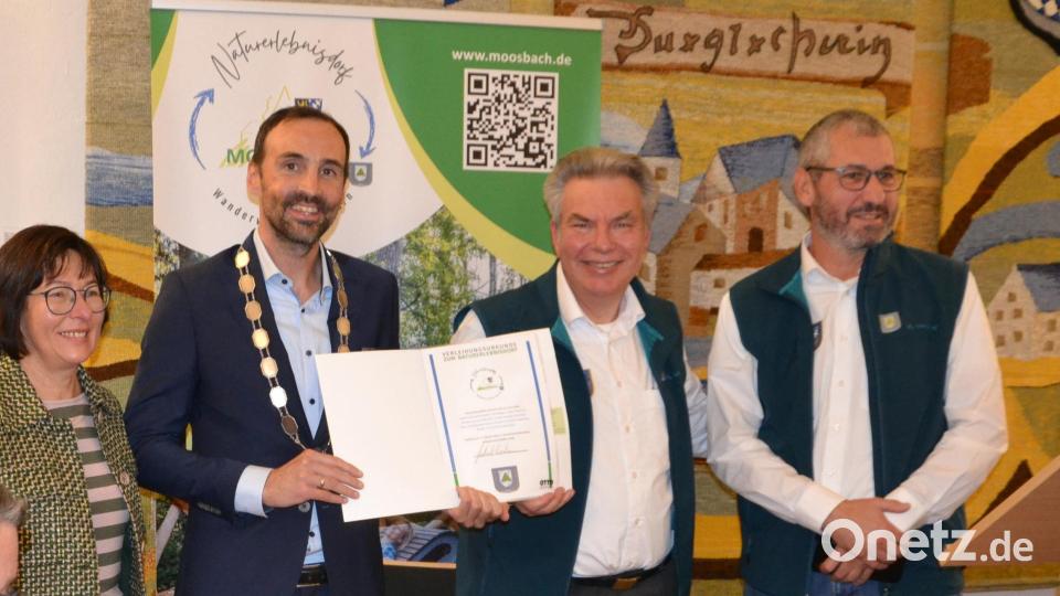 Der feierliche Höhepunkt erfolgte durch die Übergabe des Zertifikats „Naturerlebnisdorf“ durch den Präsidenten des Wanderverbands Bayern Dr. Gerhard Ermischer (Zweiter von rechts) an Bürgermeister Armin Bulenda (Zweiter von links). Darüber freuten sich auch Claudia Riess vom Markt Moosbach und Siegfried Fischer (rechts) vom Wanderverband Bayern. Bild: gi