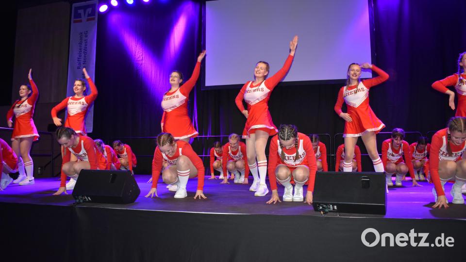 Die Cheerliederinnen eröffneten die Tanzshow. Bild: rgr