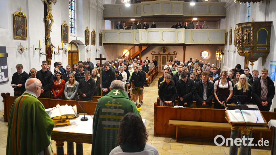Der Festgottesdienst am Samstagabend mit den Kirwapaaren. Bild: fdl