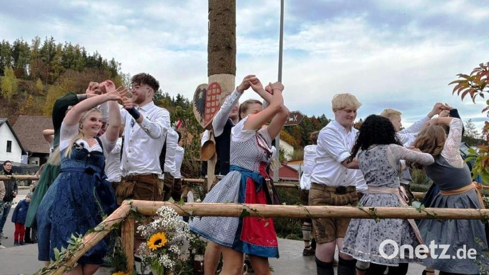 Die Kirwaleit zeigten beim Baumaustanzen in Pfaffenhofen dem Publikum die erlernten Tänze- die man in schweißtreibenden Übungsabenden erlernt hatte Bild: jp