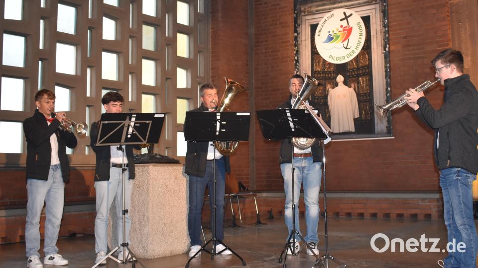 Die Dießfurter Schlossbläser spielten unter der Leitung von Jonas Schreml (rechts) in der Friedenskirche Grafenwöhr Hoffnungslieder. Bild: rgr