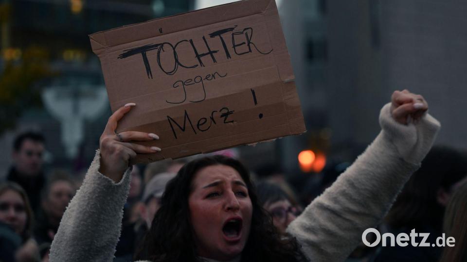 Tausende Menschen beim Protest vor der CDU-Zentrale. Bild: Lilli Förter/dpa
