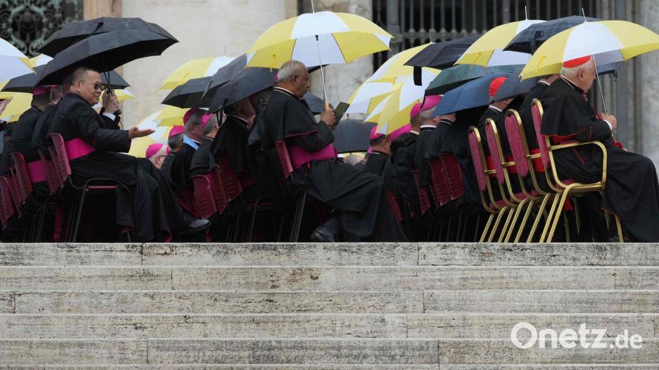 Nasse Segensstunde: Geistliche mit Schirmen bei Papst Leo XIV.“ Bild: Andrew Medichini/AP/dpa