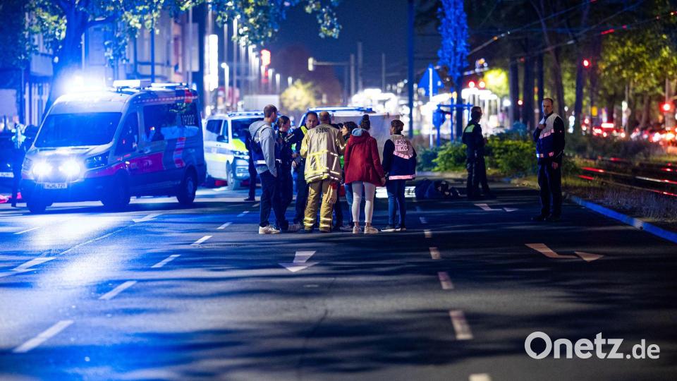 Einsatzkräfte versorgen mehrere Menschen nach einer Schießerei in Hannover. Bild: Moritz Frankenberg/dpa