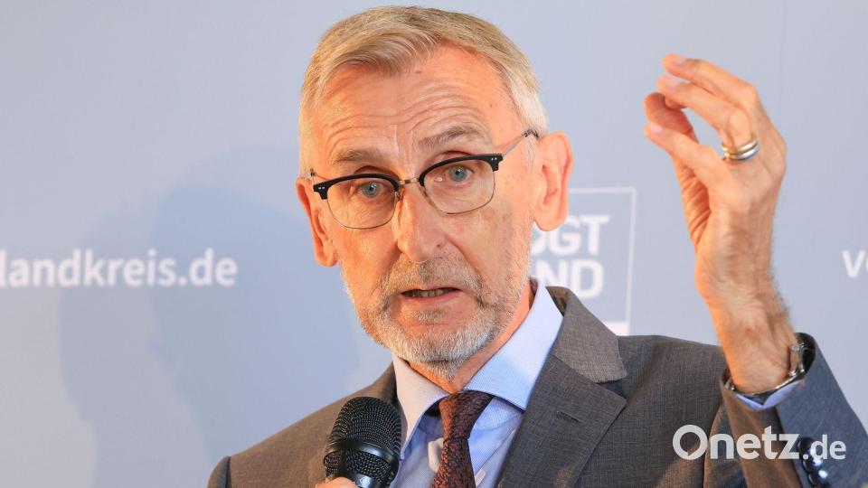 Sachsens Innenminister, Armin Schuster (CSU), sagt, die Umstellung auf Asylbewerberleistungen für neu angekommene ukrainische Flüchtlinge müsse jetzt schnell kommen. (Archivfoto) Bild: Jan Woitas/dpa