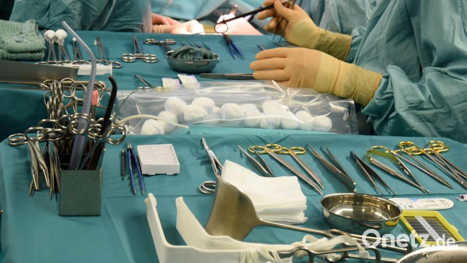 Bei Nierentransplantationen soll eine Gesetzesänderung für mehr Spenden sorgen. (Archivbild) Bild: Waltraud Grubitzsch/dpa-Zentralbild/dpa