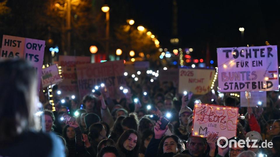 Laut Polizei kamen rund 2.000 Menschen zu der Demonstration. Bild: Lilli Förter/dpa