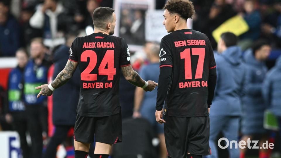 Leverkusens Aleix Garcia (l) und Leverkusens Eliesse Ben Seghir reagieren nach dem Spiel gegen Paris Saint-Germain. Bild: Bernd Thissen/dpa