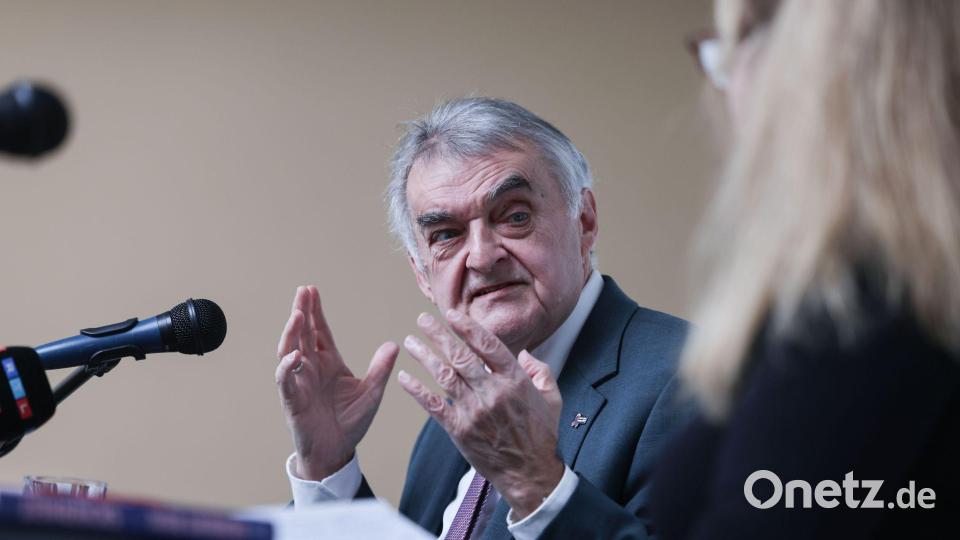 NRW-Innenminister Herbert Reul (CDU) kritisiert die Zahl der Verletzten bei Profifußballspielen. Bild: Oliver Berg/dpa