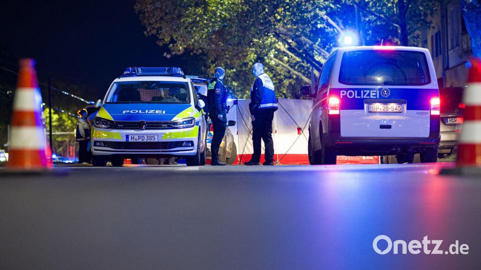 Zahlreiche Einsatzkräfte sind am Tatort. Bild: Moritz Frankenberg/dpa