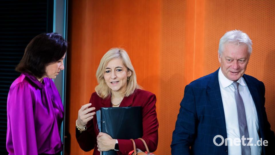 Gesundheitsministerin Nina Warken (CDU, mitte) brachte die Gesetzesänderung ins Kabinett ein. Bild: Christoph Soeder/dpa