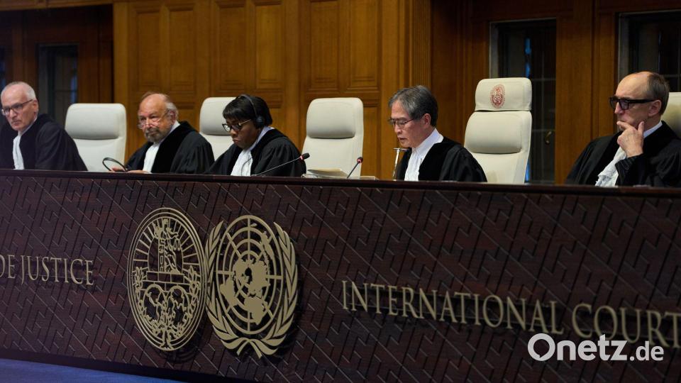 Gerichtspräsident Yuji Iwasawa (2. v. r.) ermahnte Israel unter anderem, „das Verbot des Aushungerns von Zivilisten als Methode der Kriegsführung zu respektieren“. Bild: Peter Dejong/AP/dpa