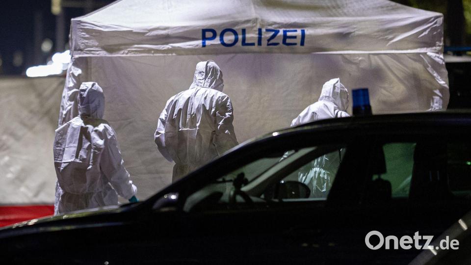 Die Polizei sichert am Tatort Spuren. Bild: Moritz Frankenberg/dpa